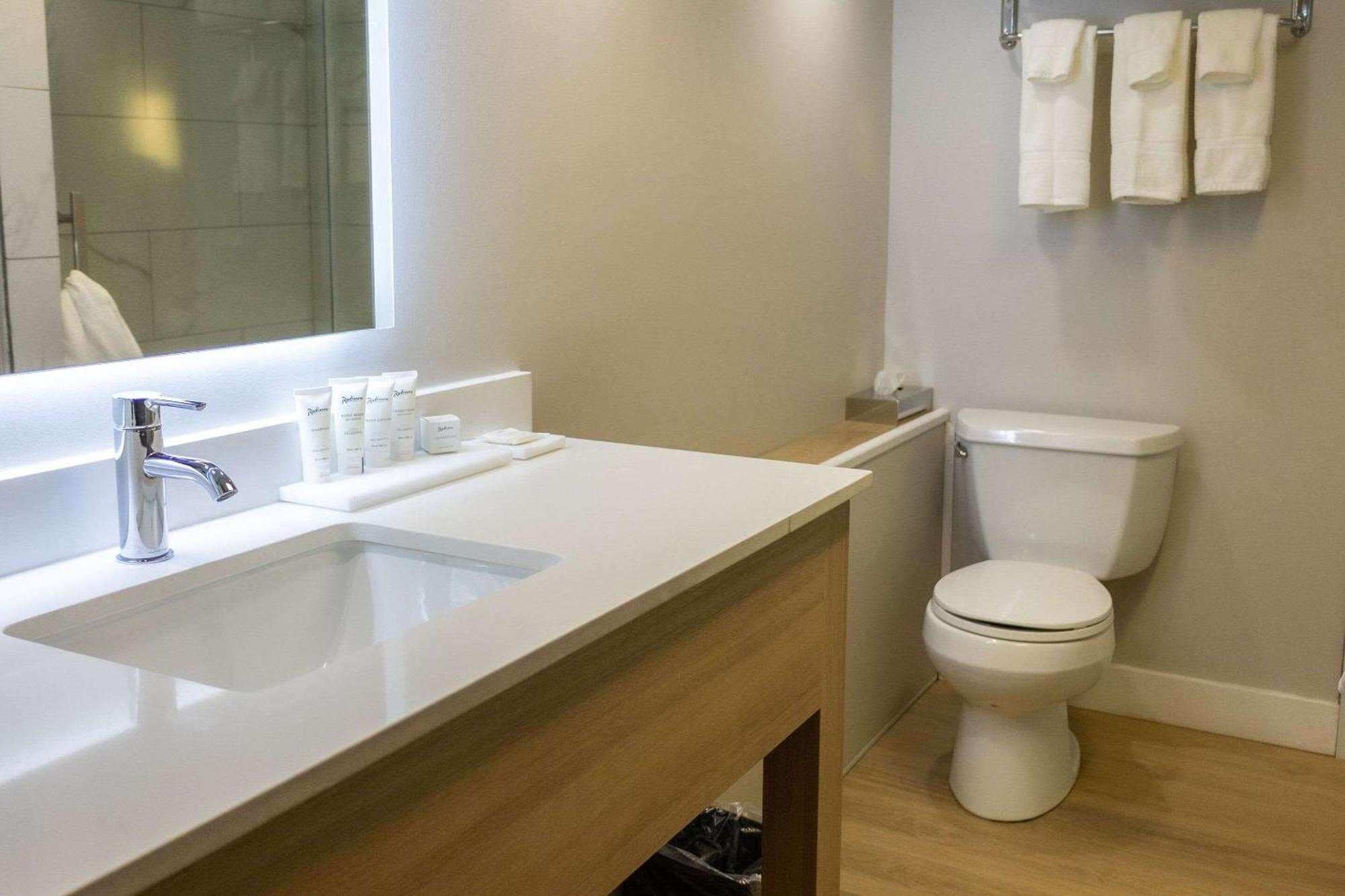 Radisson Hotel Fort St John Fort St. John エクステリア 写真